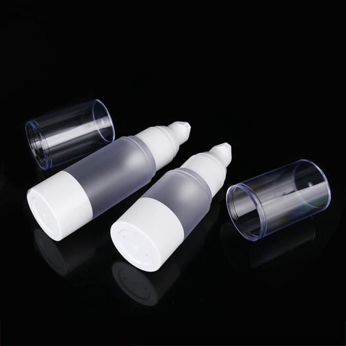 Bouteilles cosmétiques privées d'air en plastique blanches givrées de pp autour de la bouteille 1 de pompe de lotion